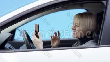 身着便装的金发女子驾驶着绿色屏幕背景的汽车。 4.她正坐在车上喝着酒